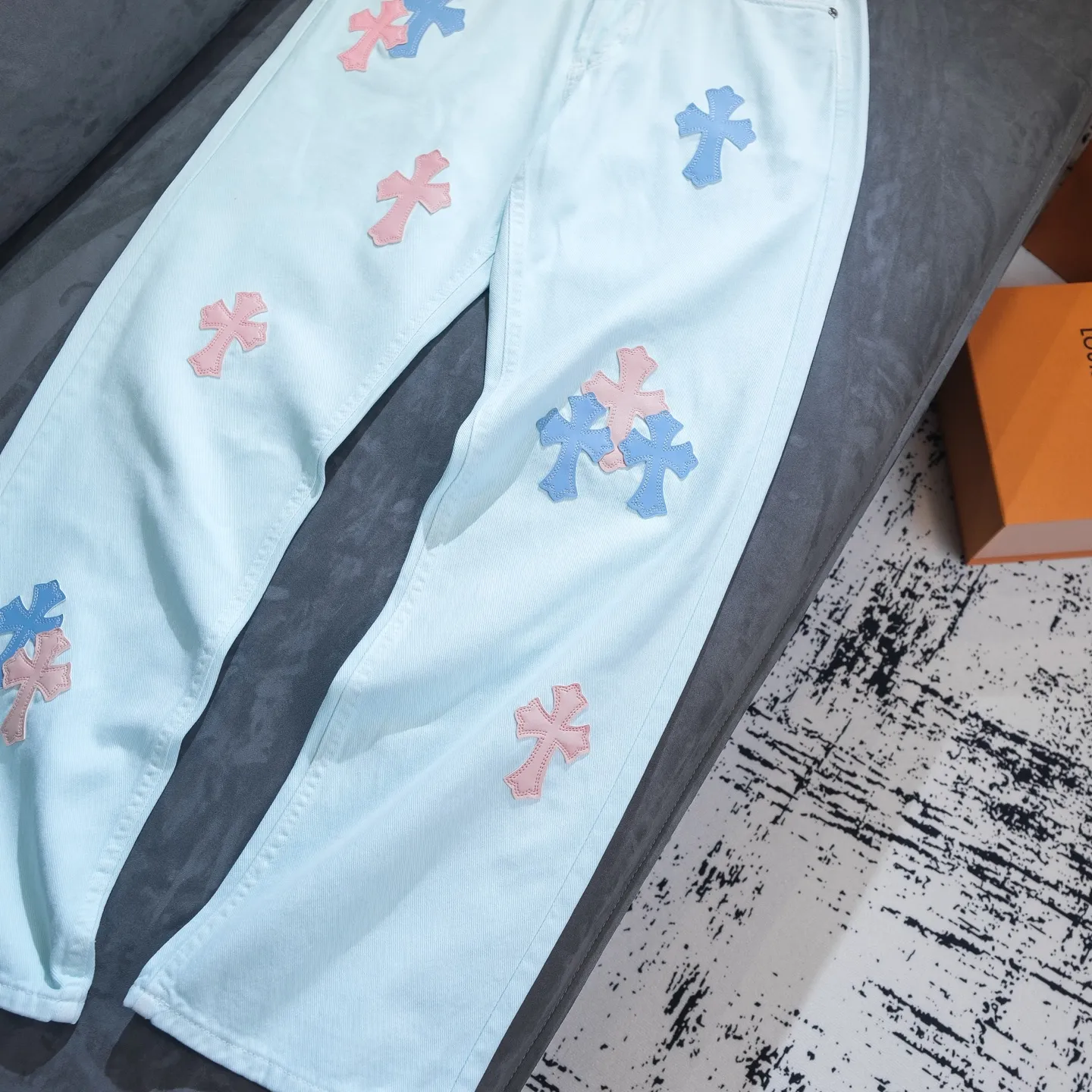 P260 Chrome Hearts light blue blue trousers, pink and blue patchwork leather couple's best friend jeans. CH jeans need to be washed and then disassembled and hand-stitched with sheepskin cross leather and then spliced ​​together. The whole piece has too many craftsmanship to explain. The patches are decorated with cross flowers, and the high-waisted washed jeans! ! Absolutely high-end luxury products, god-level single products and super popular products, made with top heavy industry, a must-see magic weapon. Customized hardware. The fabric is thick and soft after washing. It has good breathability. Customized small leather label. Unique design. The details are simple and elegant, and the workmanship is exquisite. The entire trousers are neatly routed and the details are in place! It’s so cool that both men and women can easily control the genderless trend! Color: Picture color Size: 28 30 32 34 36